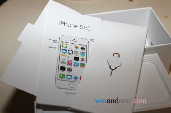 和iPhone 5C不同的是，iPhone 5S和iPhone 5一樣，仍然用四四方方的紙盒。