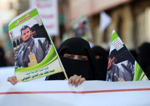 Yemeni women hold a portrait of Shiite Huthi rebel &hellip;