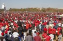 Miles de seguidores del Movimiento por el Cambio Democrático (MDC) en un acto político del partido en Harare, Zimbabue hoy 29 de julio de 2013. EFE