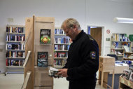 Uno de los guardias de seguridad de Bastoy, en la biblioteca (Marco Di Lauro/Getty Images)