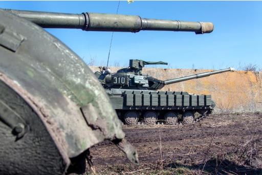 Tanques ucranianos posicionados na fronteira com a Rússia em 21 de março de 2014