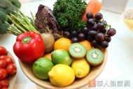 各顏色的蔬果含有不同的植化素，廣泛攝取新鮮蔬果有助於對抗慢性發炎，進而幫助減重。