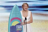 Singer Taylor Swift accepts the Choice Female Artist Award at the 2012 Teen Choice Awards at the Gibson Amphitheatre in Universal City, California July 22, 2012. REUTERS/Mario Anzuoni