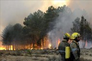 Imagen de las llamas provocadas por el incendio forestal que se encuentra activo en las localidades de Torneros de Jamuz y Tabuyo del Monte, en el sur de León, donde se han desplegado 350 militares de la Unidad Militar de Emergencias (UME). EFE