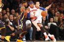 El alero de Nueva York, Carmelo Anthony, postea ante la oposición del jugador de Indiana Paul George, durante el partido de NBA disputado entre los Knicks y los Pacers en el Madison Square Garden de Nueva York, el 20 de noviembre de 2013