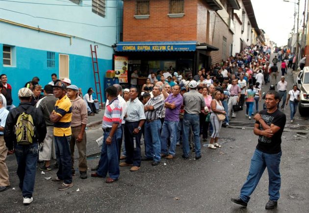 CAR13. CARACAS (VENEZUELA), 07/10/2012.- Decenas de caraqueños hacen cola hoy, 07 de octubre de 2012, durante la jornada de elecciones presidenciales que se está celebrando en Venezuela. Alrededor de 