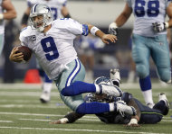 Tony Romo busca un primer down contra los Seahawks de Seattle el domingo 6 de noviembre del 2011, cuando ganaron sus Cowboys de Dallas en Arlington, Texas. (Foto AP/Jim Cowsert)