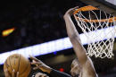 El alero de los Nets de Brooklyn Paul Pierce (34) trata de encestar ante la marca de Chris Bosh (1) pívot del Heat de Miami en el encuentro del miércoles 12 de marzo de 2014 que ganaron los Nets. (Foto de AP/Wilfredo Lee)