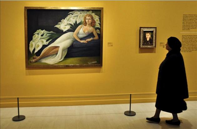 Una mujer observa una de las obras que forman parte de la exposición &quot;Frida y Diego&quot; en el Museo Pera de Estambul. EFE/Archivo
