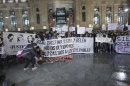 Cientos de personas durante la concentración que se celebró en la Plaza de Cibeles, para pedir justicia para las cuatro jóvenes fallecidas en la avalancha del Madrid Arena. EFE/Archivo