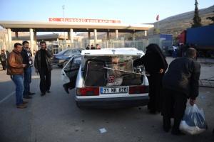 Syrian refugees get into a car with their belongings&nbsp;&hellip;