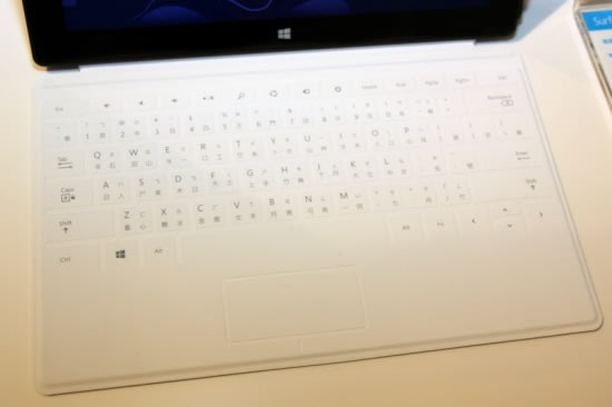 Touch Cover觸控鍵盤保護蓋厚度相當於3張信用卡，除藍、黑色，另外還有富質感的白色款