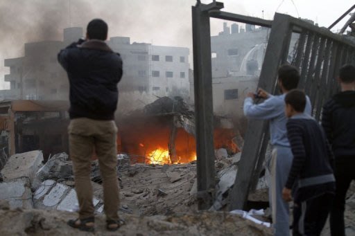 Palestinos fotografam a destruição após ataque israelense em Gaza