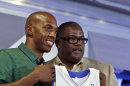 El base Chauncey Billups, izquierda, es presentado por el presidente de los Pistons de Detroit, en su regreso formal al equipo, el martes, 15 de julio del 2013. (Foto AP/Carlos Osorio)