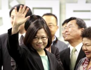 Taiwan&#39;s main opposition Democratic Progressive Party (DPP) Chairperson Tsai Ing-wen waves to reporters after speaking during a news conference in Taipei