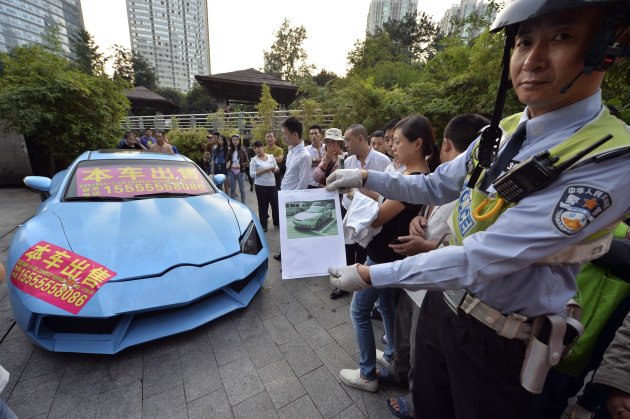 Chinês disfarça Hyundai de Lamborghini e tenta vendê-lo por R$ 35 mil [+mesmo sem disfarce, ainda é mais barato que aqui][+pirataria alcançando novos níveis] 2013-09-13T065524Z_1794282706_GM1E99D14T201_RTRMADP_3_CHINA