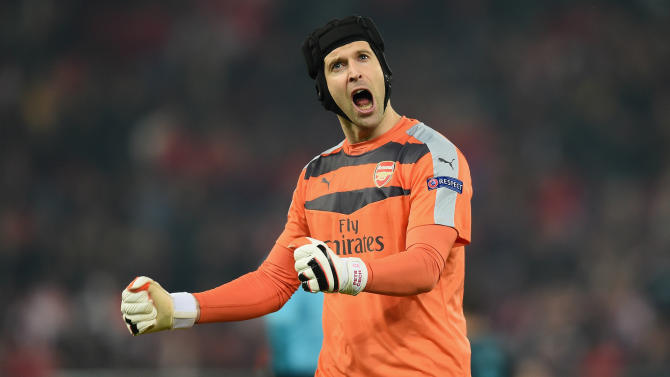 Walcott: Cech has changed Arsenal&#39;s back four