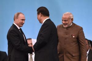 Chinese President Xi Jinping (C) shakes hands with&nbsp;&hellip;