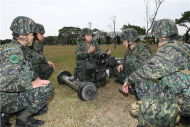 海軍陸戰隊陸戰66旅賴詩琪中士身姿玲瓏嬌小，卻有巾幗不讓鬚眉的志向，國軍招募志願士兵，讓她有機會一圓從軍夢想。（軍聞社記者林敬傑攝）