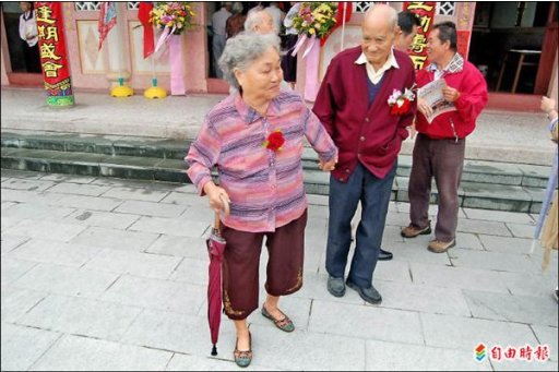 結婚70年 老夫妻天天牽手散步