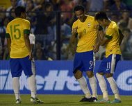 Fred, Neymar e Jean comemoram gol contra a Argentina em 21 de novembro