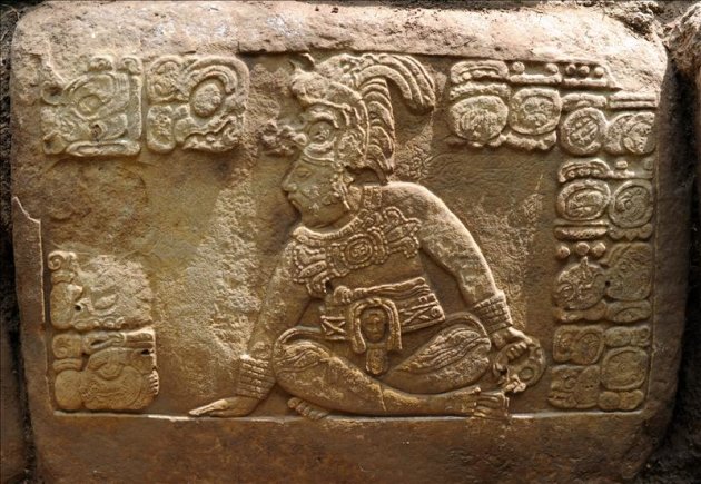 Imagen cedida este 30 de junio, por la Fundación Patrimonio Cultural y Natural Maya (Pacunam) muestra una piedra tallada por los mayas hace unos 1.300 años. EFE