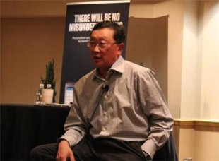 黑莓執行長John Chen於CES上對媒體發言。（圖：CNET）