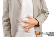 胃酸逆流的症狀包括在上腹部、胸部或喉頭有灼熱感，嚴重者可感覺到酸性液體從食道逆流至喉頭。