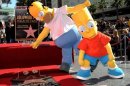Homero y Bart Simpson en el Paseo de la Fama de Los Angeles en febrero cuando su creador, Matt Groening, fue homenajeado