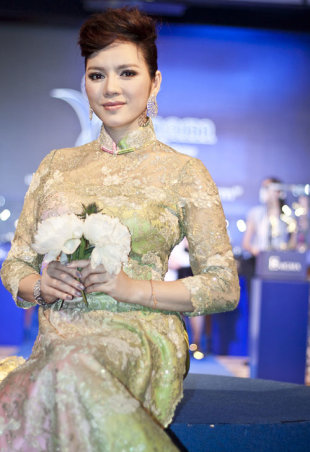 Lý Nhã Kỳ tiếp tục quảng bá hình ảnh Việt Nam bằng áo dài tiền tỷ?