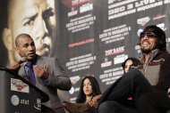 El boxeador puertorriqueño Miguel Cotto, izquierda, habla en una conferencia de prensa y observa a su oponente mexicano Antonio Margarito el miércoles, 30 de noviembre de 2011, en Nueva York. (AP Photo/Mary Altaffer)