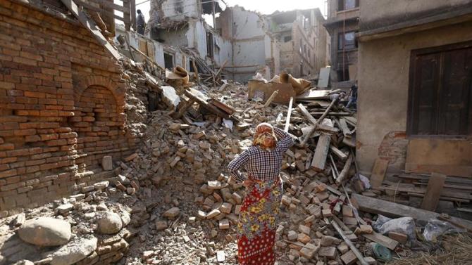 AAA14. Shanku (Nepal), 03/05/2015.- A woman looks at the ruins of her damaged home at Shanku, Kathmandu region, Nepal, 03 May 2015. Earthquake victims try to salvage belongings from collapsed houses on the eighth day after the 25 April earthquake. International rescue missions that came to Nepal to help it after last month&#39;s earthquake can prepare to leave, now that nearly all search and rescue work has been completed, according to the country&#39;s Disaster Management Committee. Interior Ministry spokesman Laxmi Dhakal said 03 May that Nepalese were &#39;very grateful to everyone who came to help us&#39; and that Nepal would take care of the remaining search and rescue operation. The confirmed official death toll rose to 7,040, as reports of rescue workers digging out more dead bodies from the rubble in rural villages continue to pour in. (Terremoto/sismo) EFE/EPA/ABIR ABDULLAH