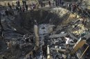 Palestinos se congregan en alrededor de los restos de una vivienda destruida en un ataque aéreo israelí en Khan Younis, sur de la Franja de Gaza. EFE