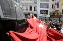 Varios manifestantes intentan evitar el avance de un cañón de agua de la policía con una bandera turca durante una protesta contra la planeada construcción de un centro comercial en la Plaza Taksim, en Estambul (Turquía). EFE