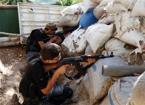 Free Syrian Army fighters take up positions behind …