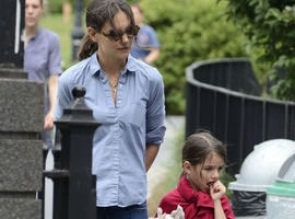   Celebrity Apprentice on Katie Holmes Won   T Continue To Spoil Suri   She Wants Her To Be Like