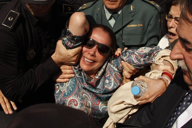 REFILE - CLARIFYING CAPTION

Spanish singer Isabel Pantoja (C) is carried by the Spanish Civil Guard and police officers to a car after she collapsed while leaving a court after listening to the tribunal's sentence of her trial in Malaga, southern Spain April 16, 2013. Pantoja, one of Spain's most flamboyant singers, was arrested in 2007 after a construction bribery investigation case in the resort town of Marbella in which her ex-boyfriend and Marbella's former mayor, Julian Munoz, were also charged. The judge has set her fine to 1.14 million euros ($1.49 million) and a jail sentence of two years for multiple money laundering offences, according to the local media. REUTERS/Jon Nazca (SPAIN - Tags: ENTERTAINMENT CRIME LAW)