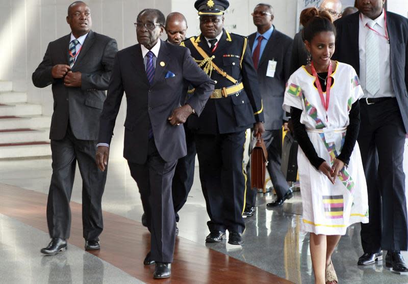 DAI06. Addis Ababa (Ethiopia), 31/01/2015.- Robert Mugabe (2-L), the President of Zimbabwe and the newly-elected Chairman of the African Union, arrives for his speech at the 24th Ordinary Session of the African Union Summit, Addis Ababa, Ethiopia, 31 January 2015. The fight against Boko Haram topped the agenda of a two-day AU summit which was opening officially on 30 January. (Etiopía, Zimbabue) EFE/EPA/SOLAN KOLLI