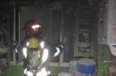 Tres bomberos apagan un fuego en un piso de Santoña que causó dos heridos y obligó a evacuar a todos los vecinos