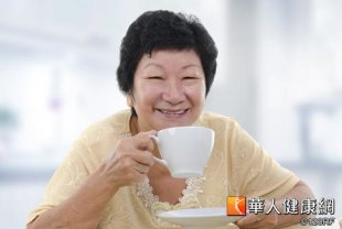 老年人喝咖啡不應太濃，也要記得多補充流失的鈣質。