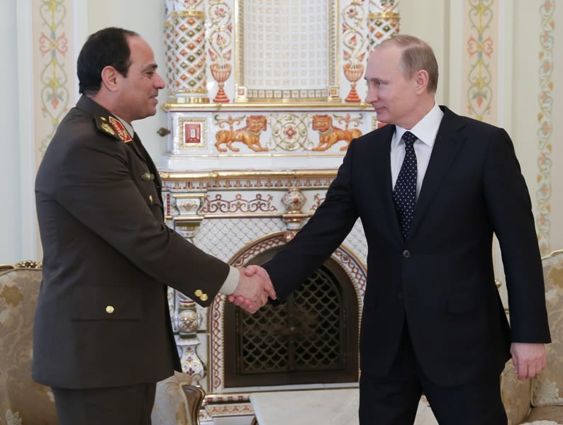 كيف استقبلت روسيا السيسي وزير دفاع مصر؟ AP345358623912-3-jpg_150832
