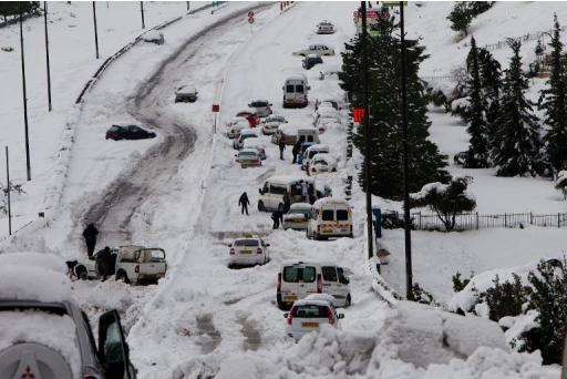 Veículos paralisados devido à forte nevasca que atinge Jerusalém
