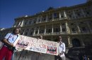 Tres hombres sostienen una pancarta en frente del Tribunal Supremo en Roma, Italia, el 1 de agosto de 2013. EFEUn hombre sujeta una pancarta que reza "Piedad para Berlusconi y los italianos, ahora o nunca" frente a la sede del Tribunal Supremo en Roma (Italia). EFELa novia del ex presidente italiano Silvio Berlusconi, Francesca Pascale, se asoma a la ventana del palacio Grazioli, residencia de Berlusconi, en Roma, Italia, el 1 de agosto de 2013. EFE