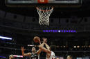 El argentino Manu Ginóbili, de los Spurs de San Antonio, salta para anotar frente a Joakim Noah, pívot de los Bulls de Chicago, en el encuentro del martes 11 de marzo de 2014 (AP Foto/Andrew A. Nelles)