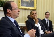 U.S. President Barack Obama listens to French President Francois Hollande (L) speak as they meet in the Oval Office at the White House in Washington May 18, 2012. Hollande is in the United States to join other leaders of the major industrial economies and meet for a G8 Summit at Camp David this weekend to try to head off a full-blown financial crisis in Europe. REUTERS/Eric Feferberg/Pool