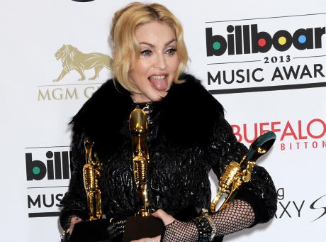 #Premios » OTAs 2014 (II) GANADORES Pag 1 Photos-Billboard-Awards-2013-Madonna-toujours-aussi-galbee-a-54-ans-elle-continue-de-se-la-jouer-trash-!_paysage_460x380