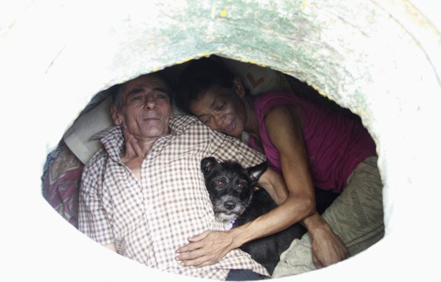 Una familia vive en alcantarilla 2012-12-04T220656Z_969159564_GM1E8C50GWP01_RTRMADP_3_COLOMBIA