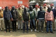 Policiais indianos exibem os seis acusados de um novo caso de estupro coletivo em ônibus