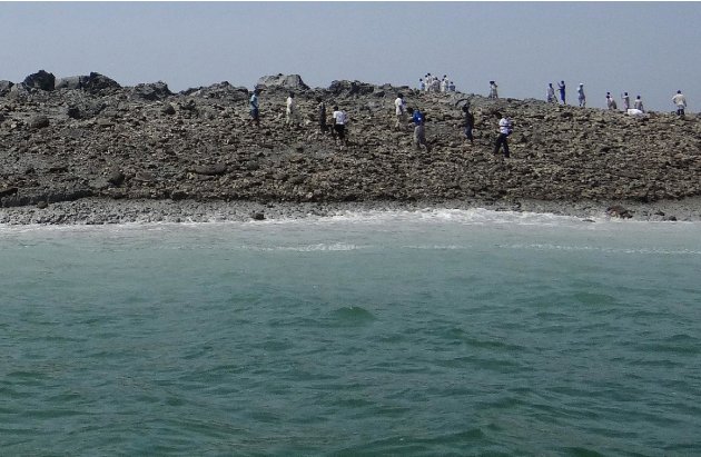 La isla que emergió en el mar Arábico, a unos dos kilómetros de la coasta de Gwadar, Pakistán, el 25 de septiembre de 2013