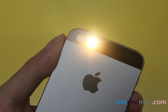 當iPhone 5S這個所謂的True Tone閃光燈一閃的時候，一個白色一個黃色，配合自動的運算才會開始去閃。